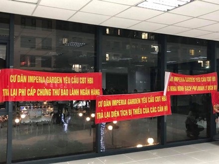 
Hàng trăm cư dân tại chung cư cao cấp Imperia Garden căng băng rôn đòi chủ đầu tư trả lại đúng diện tích căn hộ bị thiếu hụt.
