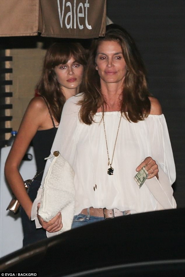 Siêu mẫu Cindy Crawford sánh đôi cùng con gái “bản sao” - 1
Cindy Crawford hẹn con gái ra ngoài ăn tối, tối 16/7.