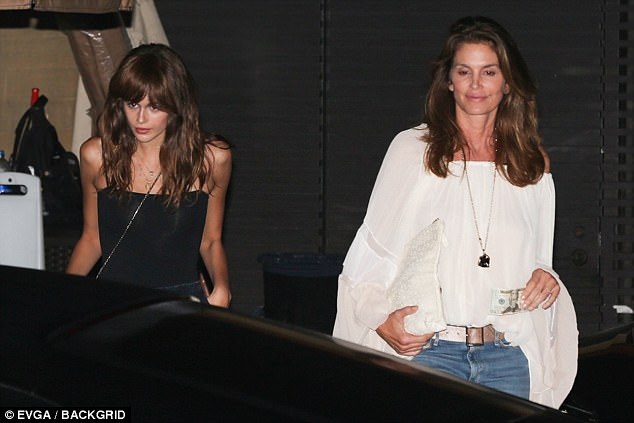 Siêu mẫu Cindy Crawford sánh đôi cùng con gái “bản sao” - 3
Hai mẹ con đã có một bữa tối thú vị bên nhau.