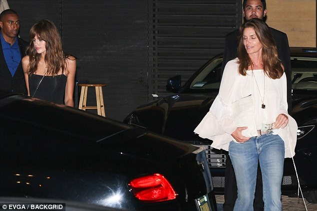 Siêu mẫu Cindy Crawford sánh đôi cùng con gái “bản sao” - 2
Siêu mẫu 51 tuổi vẫn rất quyến rũ khi ở bên cạnh cô con gái 15 tuổi.