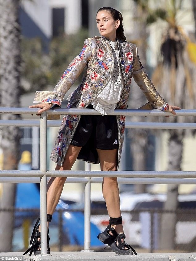 51 tuổi, siêu mẫu Cindy Crawford tự tin diện quần ngắn tạo dáng trước ống kính - 1
Cindy Crawford tự tin tạo dáng trong buổi chụp hình cho tạp chí Love tại Santa Monica, California, ngày 26/10.