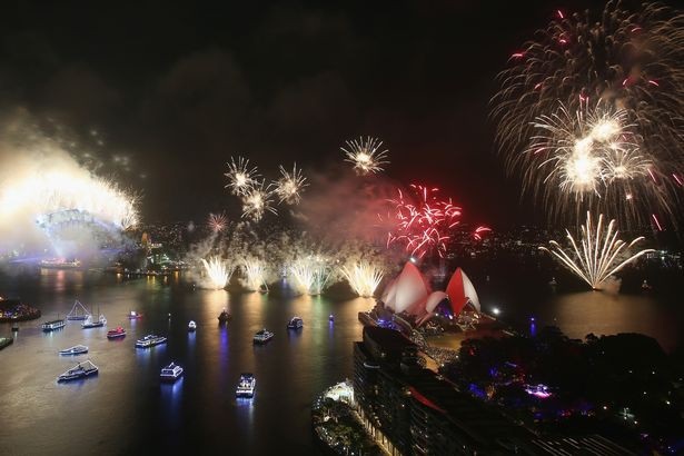 Thế giới mở "đại tiệc" pháo hoa đón năm 2018 - 13
Pháo hoa rực sáng bến cảng Sydney (Ảnh: Getty)