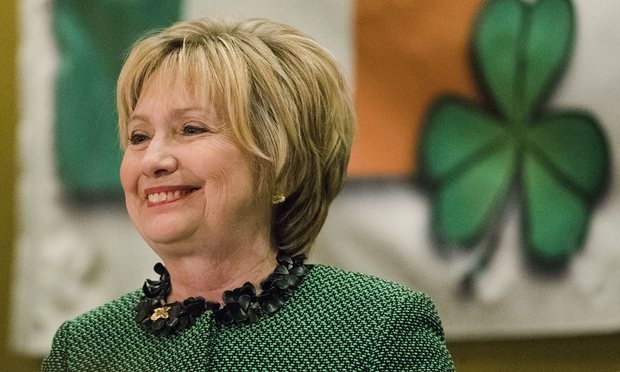 Ẩn ý đằng sau tuyên bố “sẵn sàng ra khỏi rừng” của bà Clinton - 1 Bà Hillary Clinton phát biểu tại Pennsylvania, Mỹ hôm 17/3 (Ảnh: Getty)