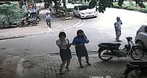 Vụ Phó Chủ tịch quận đi ăn bún: Phạt Chủ tịch phường 150 nghìn lỗi không mũ bảo hiểm - 1
Hình ảnh bà Lê Mai Trang trong video clip tố vụ lùm xùm khi đi ăn bún.