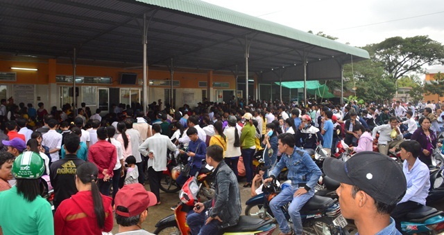 Hàng ngàn người dân kéo nhau đi làm chứng minh Hàng ngàn người dân kéo nhau đi làm chứng minh