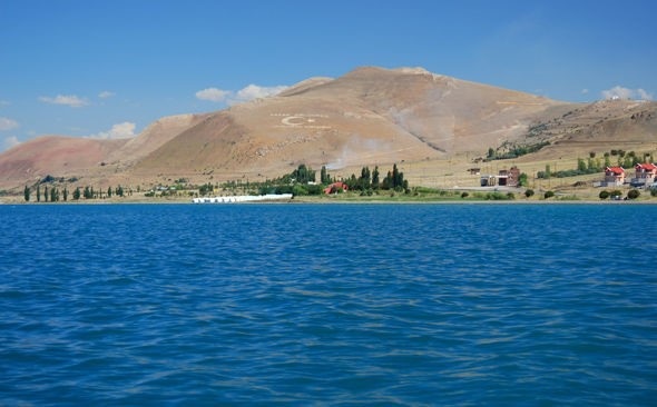 
Hồ Van rộng 3.555 ki-lô-mét vuông.
