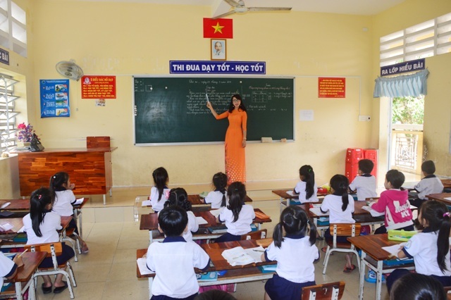 Những điều thú vị về cô giáo miệt vườn duyên dáng, tài năng - 2 Cô Diệu trong một giờ lên lớp.