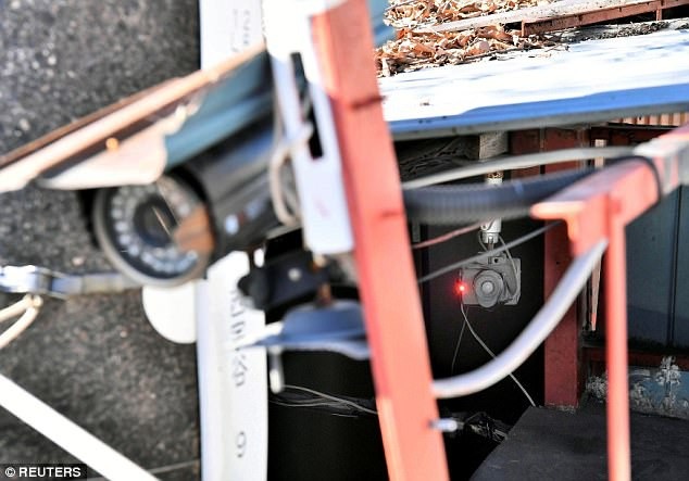 Cô gái Nhật chết cóng vì bị cha mẹ giam trong phòng 3m2 - 2
Căn phòng 3m2 giam giữ cô gái được gắn nhiều camera giám sát. (Ảnh: Reuters)