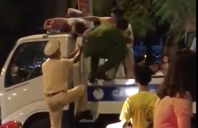 Cô gái trèo lên nóc xe CSGT nhảy múa la hét - 2 Lực lượng Công an khống chế đưa cô gái xuống đưa về phường Vị Hoàng