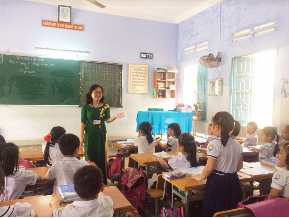 Xúc động câu chuyện về nữ giáo viên xin quần áo cũ, sách vở cho học sinh - 1 Nữ giáo viên Hồ Nguyễn Nguyên Lan trong một buổi dạy học của mình - (Ảnh: NVCC)