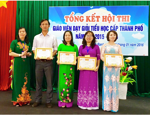 Xúc động câu chuyện về nữ giáo viên xin quần áo cũ, sách vở cho học sinh - 2 Cô Lan (áo tím) nhận giấy khen cho các GV đạt xuất sắc hội thi giáo viên dạy giỏi tiểu học cấp thành phố - (Ảnh: NVCC)