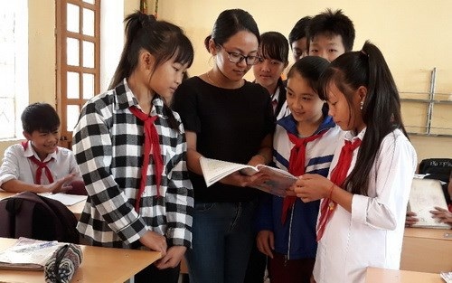 Cô giáo vùng cao dạy tiếng Anh bằng 3 thứ tiếng - 1 Cô Phạm Thị Hương Thảo luôn hướng dẫn tận tình học sinh.