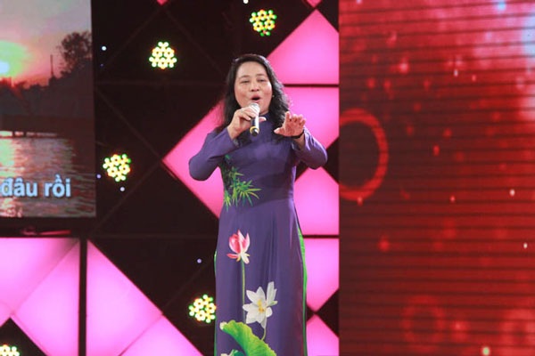 Giám khảo Trấn Thành hết lời khen ngợi giọng hát khàn, đầy đặn, xuống những nốt thấp mà vẫn rất đẹp của cô Phấn.