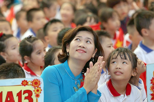 Trả tiền lẻ qua trạm thu phí “lây” đến Quốc lộ 5 và giẫm đạp, cướp tiền trong ngày Rằm - 2 Sáng nay 5/9, gần 22 triệu học sinh, sinh viên cả nước bước vào năm học 2017 - 2018. Cô và trò lớp một phấn khởi tới trường dự lễ khai giảng, đón chào một năm học mới với nhiều niềm vui...