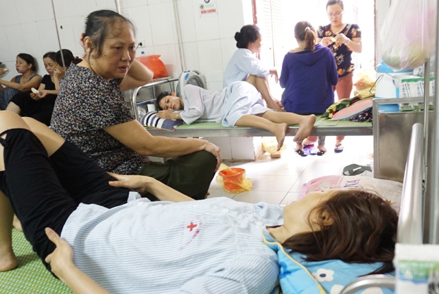 Giáo viên mang bệnh bị luân chuyển đến vùng xa: Sẽ xem xét lại - 1 Cô Lưu Mai Yến điều trị sau phẫu thuật cắt bỏ tử cung nhằm loại bỏ u đa nhân xơ tại Bệnh viện đa khoa Tp Vinh