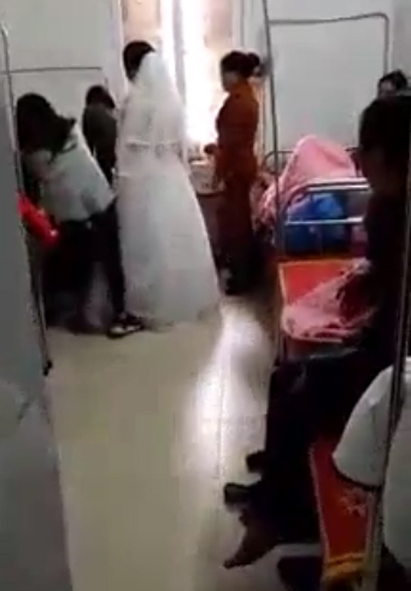 Hy hữu chuyện cô dâu vừa sinh con được chú rể tới tận viện đón về làm lễ cưới - 1
Hình ảnh cô dâu được trang điểm, mặc váy cưới ngay trong... bệnh viện (ảnh cắt từ clip)