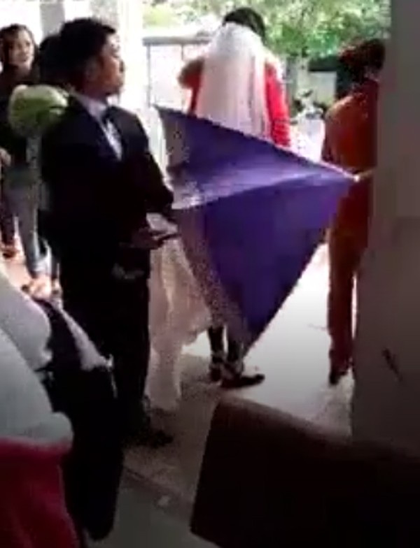 Hy hữu chuyện cô dâu vừa sinh con được chú rể tới tận viện đón về làm lễ cưới - 2
Cô dâu bước ra từ khoa Sản, bên ngoài có chủ rể đợi sẵn.