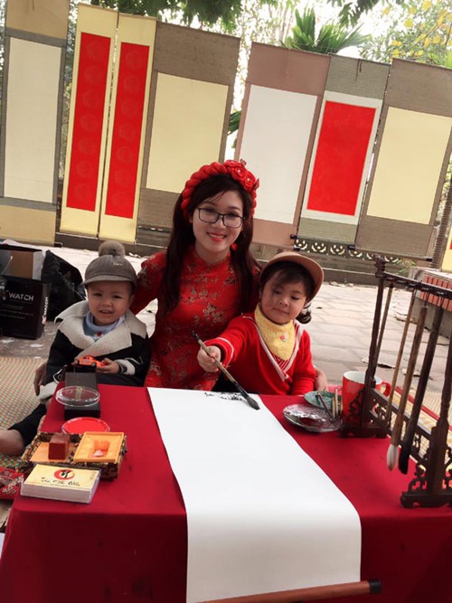 Tiết lộ về "cô đồ" ở Bắc Giang gây bão mạng vì quá xinh đẹp - 3
Thư pháp là niềm đam mê của cô gái trẻ