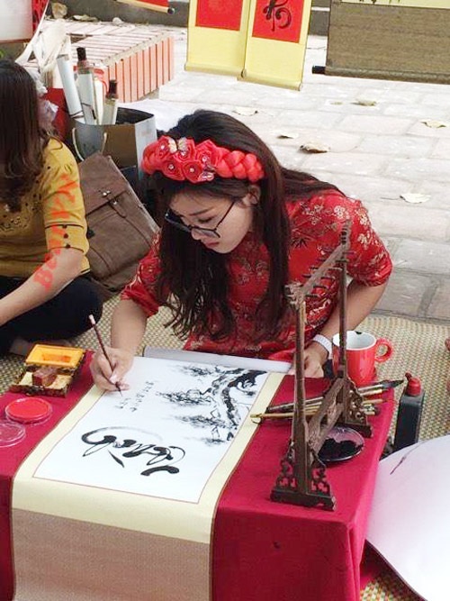 Tiết lộ về "cô đồ" ở Bắc Giang gây bão mạng vì quá xinh đẹp - 4
Cẩm Nhung học thư pháp cách đây ba năm