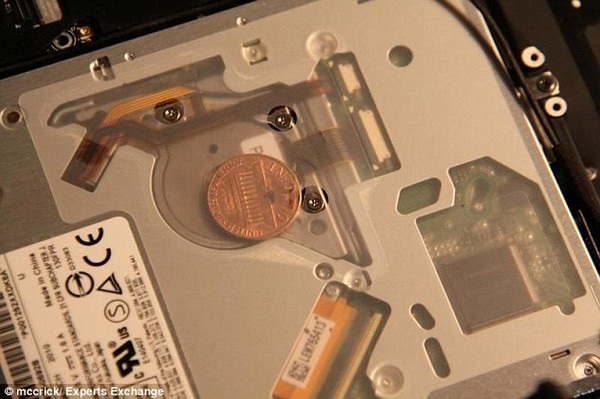 Bí ẩn về đồng xu được giấu kín bên trong Macbook của Apple - 2 Một đồng xu khác từng được phát hiện mắc kẹt bên trong chiếc MacBook vào năm 2010
