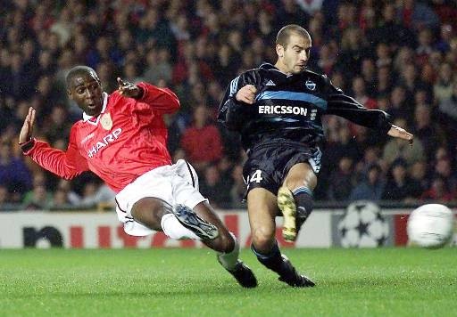 5 cầu thủ khoác áo MU và Arsenal trong kỷ nguyên Premier League - 2
Cole (trái) trong màu áo của MU