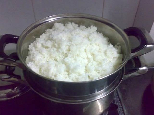 "Hô biến" cơm nguội ngon như cơm nóng sốt chỉ bằng mẹo nhỏ này - 2 "Hô biến" cơm nguội ngon như cơm nóng sốt chỉ bằng mẹo nhỏ này - 2