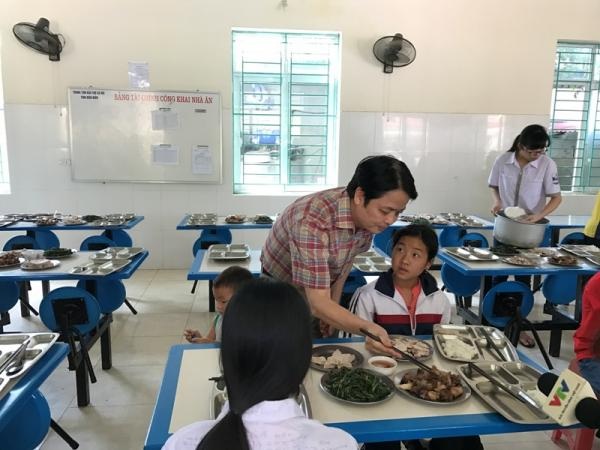 Điện Biên: LienVietPostBank hỗ trợ thu mua hơn 8 tấn lợn thịt - 1
LienVietPostBank mang “bữa cơm có thịt lợn” cho các học sinh Trường phổ thông dân tộc nội trú