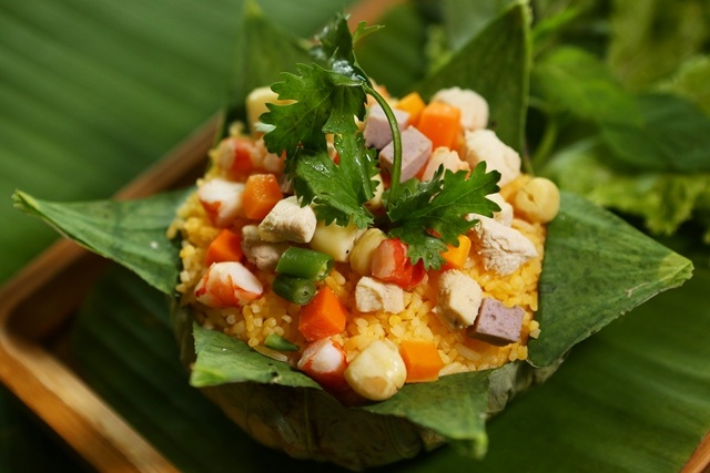 Cơm sen: món ăn có nguồn gốc từ xứ Huế mộng mơ với các thành phần hạt sen, đậu hà lan, thịt, chả… được đầu bếp chăm chút và gói cẩn thận trong lá sen. Giống như sự che chở của cánh mày râu dành cho người phụ nữ mà họ yêu thương. Các chàng đừng quên chọn món cơm sen đầy ý nghĩa này cho một nửa của mình trong mùa Valentine sắp tới.