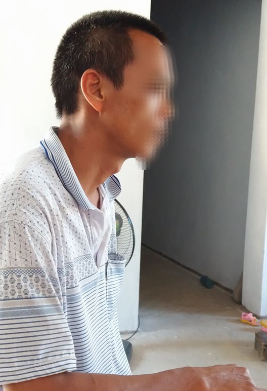 Công an Quảng Ninh nói về vụ bé gái 15 tháng tuổi bị ông già 81 xâm hại - 2
Cha cháu bé buồn bã, phẫn uất trước nối đau con gái phải gánh chịu.