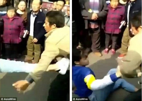 Thiếu nữ 15 tuổi liên tục đá vào cha của mình trong cơn giận giữ, trước sự chứng kiến của rất nhiều người