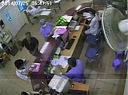 Nhiều tệ nạn xã hội đang "len lỏi" vào trong... bệnh viện - 1 Vụ người nhà hành hung bác sĩ tại khoa Cấp cứu (BV Bạch Mai) được camera an ninh ghi lại.