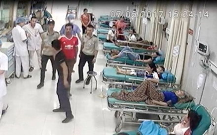Xách dao vào bệnh viện chửi bới, xúc phạm bác sĩ - 1
Đối tượng hung hăng lăng mạ, xúc phạm nhân viên y tế và bảo vệ.