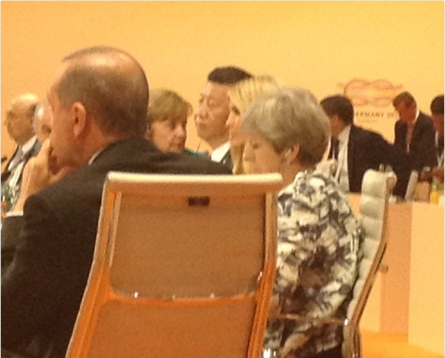 Tổng thống Trump lên tiếng chuyện con gái thế chỗ tại hội nghị G20 - 1
Bức ảnh chụp Ivanka Trump (tóc vàng) thế chỗ Tổng thống Trump ngồi cạnh các nhà lãnh đạo thế giới trong phiên họp tại thượng đỉnh G20 (Ảnh: Twitter)