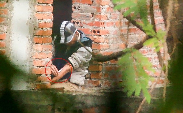 Những căn biệt thự được xây thô từ nhiều năm nay lại trở thành địa điểm “đen” về ma tuý trên địa bàn huyện Thanh Trì, Hà Nội. Bên trong nhiều biệt thự bỏ hoang tại khu đô thị Cầu Bươu ngập tràn vỏ thuốc, bơm kim tiêm còn nguyên máu tươi mà các con nghiện bỏ lại. (Ảnh: Toàn Vũ)