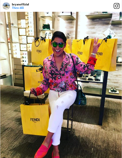 Mùa hè cũng là mùa để các cậu ấm cô chiêu làm đầy thêm tủ đồ của mình. Thậm chí, nhiều người còn đi hàng ngàn cây số chỉ để sắm một món đồ hiệu ưng ý.