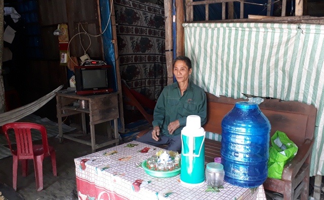 Lay lắt cảnh mẹ già nuôi 3 con trai tâm thần, tai biến - 4 Con rễ bà là anh Nguyễn Thanh Thắm bị ung thư phổi gần cả năm nhưng không tiền chữa trị