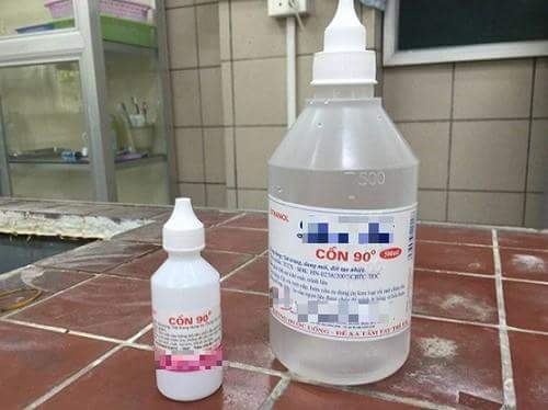 Pha cồn y tế thành rượu để uống, nam bệnh nhân tử vong - 1
Chai cồn y tế bệnh nhân pha thành rượu để uống.