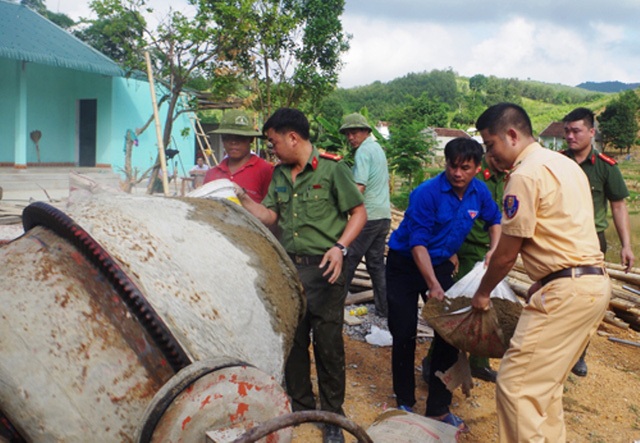 Người dân “vượt lũ” trên phố Hà Nội, “quái vật” khổng lồ xuyên lòng đất Sài Gòn - 7 Đoàn Thanh niên Công an huyện Như Thanh (Thanh Hóa) đã ra quân giúp nhân dân xã khó khăn của huyện miền núi Như Thanh làm đường giao thông và tổ chức trao quà cho các em học sinh nghèo vượt khó vươn lên trong học tập. (Ảnh: Duy Tuyên)