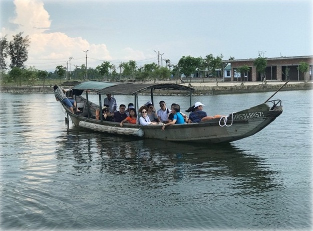 Công bố 6 tour du lịch đầm phá riêng chỉ có ở vùng đầm phá Quảng Điền - 5 Đi thuyền của ngư dân trên đầm phá