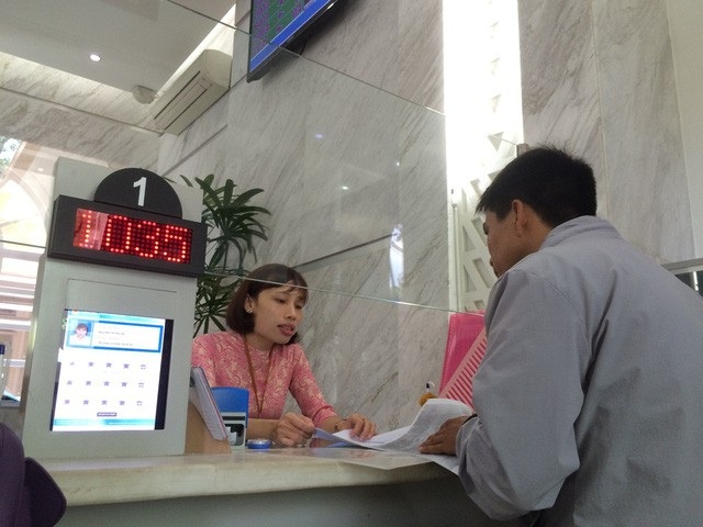 Công chức TPHCM được mặc quần jean, áo thun trong giờ làm việc - 1 Người dân đến làm thủ tục hành chính tại UBND quận 1