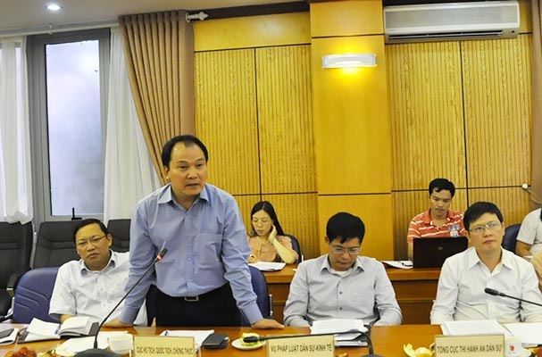 Bộ Tư pháp sẽ trao đổi với Bộ Giáo dục về việc bút phê lý lịch - 1 Ông Nguyễn Công Khanh trả lời tại một cuộc họp báo thường kỳ của Bộ Tư pháp (Ảnh: Thế Kha).