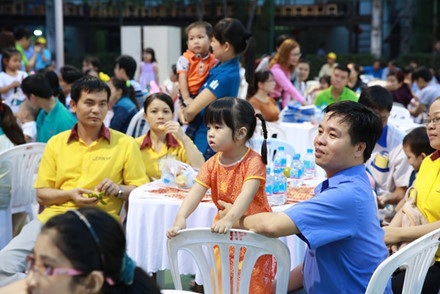 TP HCM: 7.116 doanh nghiệp điều chỉnh lương tối thiểu vùng 2017 - 2
Gia đình công nhân tham gia chương trình Tết sum vầy do LĐLĐ TPHCM tổ chức dành cho công nhân xa quê.