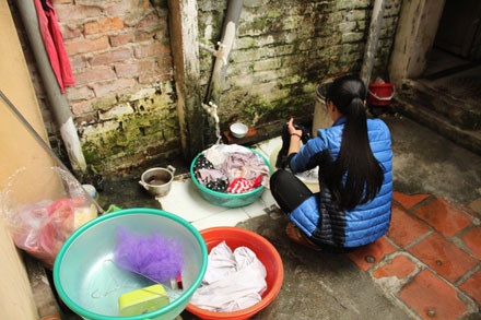 Xóm trọ công nhân ngày giáp tết - 3
Công nhân giặt đồ chuẩn bị về nghỉ tết.