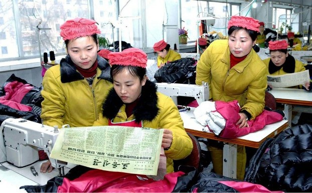 "Yếu tố Mỹ" trong sự phát triển của ngành dệt may Triều Tiên - 1 Các nữ công nhân Triều Tiên trong một nhà máy sản xuất hàng may mặc. (Ảnh: AFP)