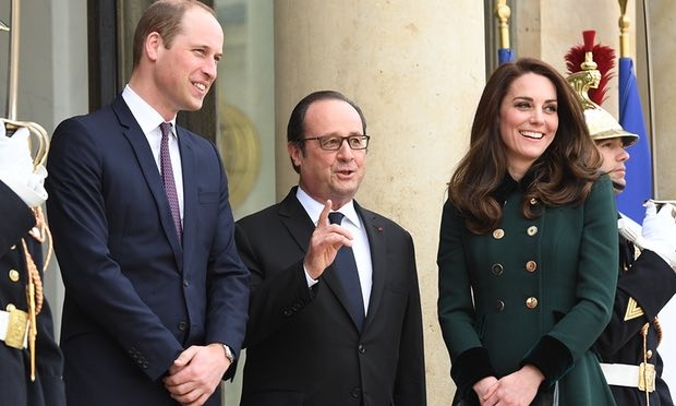 Công nương Anh thay 3 bộ trang phục trong ngày đầu thăm chính thức Pháp - 2
Công tước và nữ Công tước xứ Cambridge đang có chuyến thăm chính thức lần đầu tiên tới thủ đô nước Pháp. Đây cũng là lần đầu tiên Hoàng tử William có chuyến thăm chính thức Paris kể từ khi người mẹ - Công nương Diana - qua đời trong một tai nạn giao thông gần 20 năm trước. (Ảnh: PA)