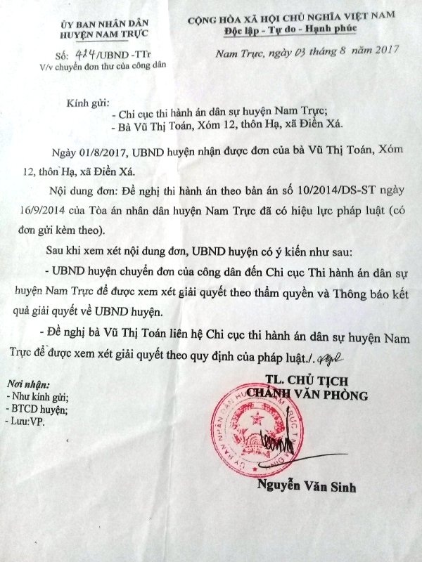 Vụ 3 năm không thi hành nổi bản án có hiệu lực: Dân “mỏi mòn” chờ đợi cơ quan chức năng! - 2 UBND huyện Nam Trực chuyển đơn của bà Toán đến Cục thi hành án dân sự huyện Nam Trực, nhưng kết quả vẫn không có biến chuyển