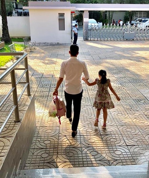 Công Vinh khoe ảnh con gái đã lớn; Đặng Thu Thảo khoe ảnh "tự sướng" - 2 Chưa từng công khai hình ảnh con gái nhưng khi đăng tải ảnh Công Vinh đến trường đón con gái đi học cho thấy bé Bánh Gạo đã lớn hơn rất nhiều.