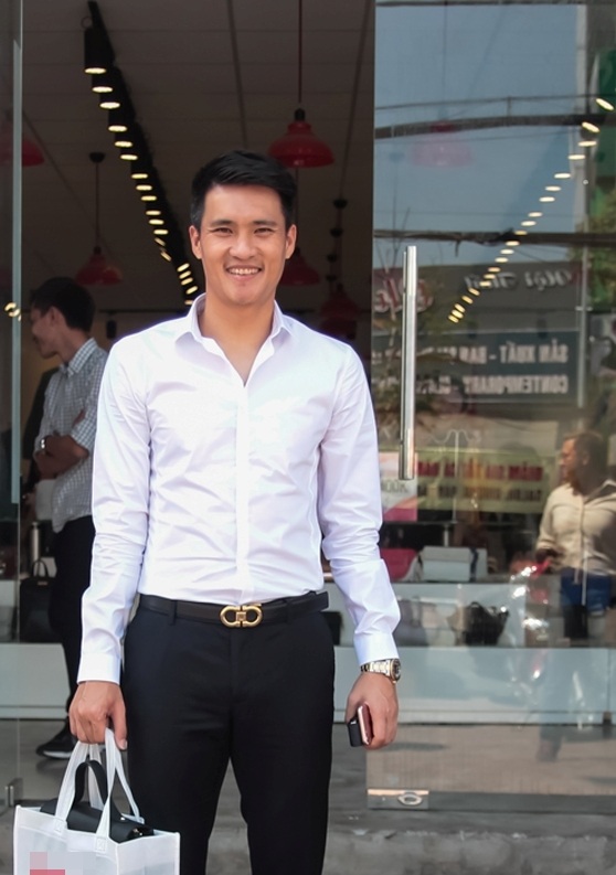 Phấn khởi vì hoàn thành chỉ tiêu. chọn được món quà tặng vợ 8/3