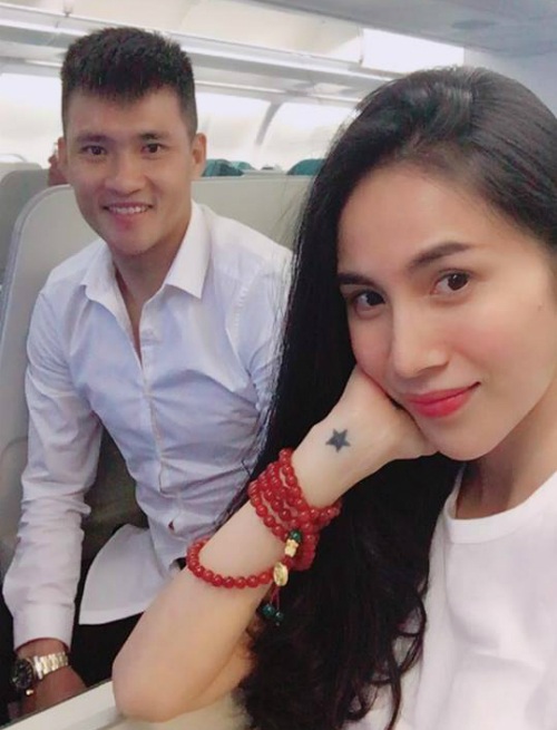 Bảo Thanh khoe thân hình thon gọn, Việt Anh lạ lẫm với ảnh cổ trang - 2 Vợ chồng Thủy Tiên - Công Vinh khoe ảnh tự sướng trên chuyến bay dài. Cả hai vợ chồng diện đồ đôi tình cảm.