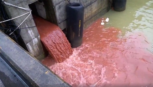 “Cống xả thải màu đỏ” có thể là... nước rửa xe chở vật liệu xây dựng? - 3 Hình ảnh cống xả nước thải màu đỏ trong clip được lan truyền trên mạng
